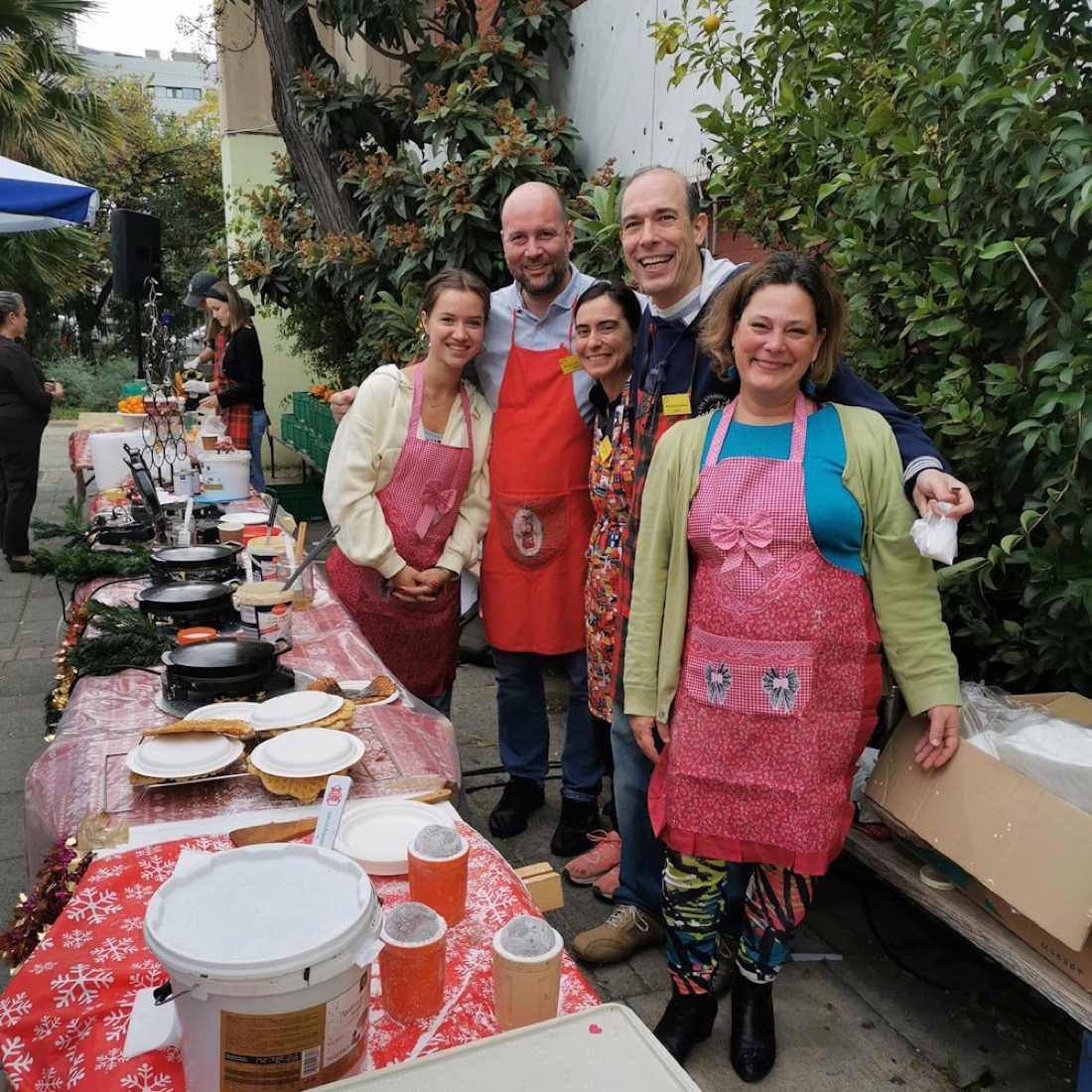 Ehrenamtliche Helferinnen und Helfer beim Weihnachtsbasar Athen