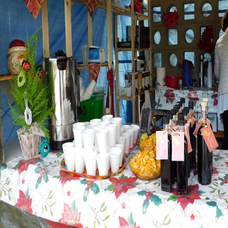 Mulled wine & drinks – Traditional mulled wine, fresh orange juice, beer and more.
