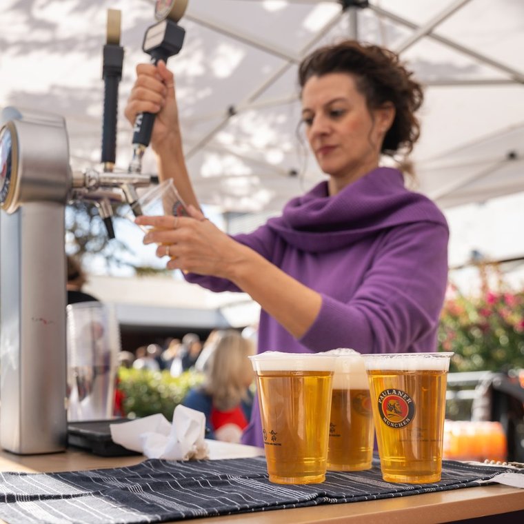 Glühwein, Bier & Co – Aromatischer Glühwein, Punsch, deutsches Bier, Sekt, Kaffee und andere Erfrischungen – perfekt für eine gemütliche Auszeit auf dem Basar.