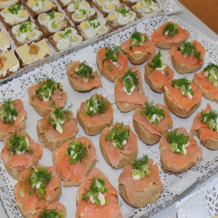 Canapés in the foyer – Delicately prepared bites with a glass of sparkling wine.