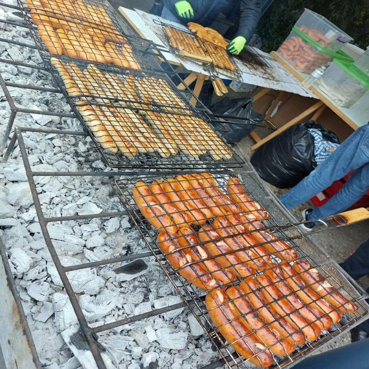 Courtyard kitchen – Grilled & Leberkäse sausage, potato salad, sauerkraut, pumpkin soup and pretzels.