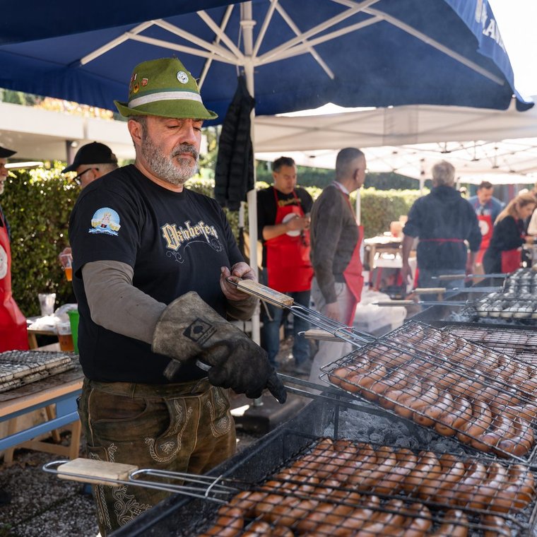 Herzhafte Genüsse – Bratwurst, Currywurst, Leberkäse, Sauerkraut, Kartoffelsalat, Kürbissuppe, Delikatess-Brötchen und Brezeln – ein kulinarisches Highlight.