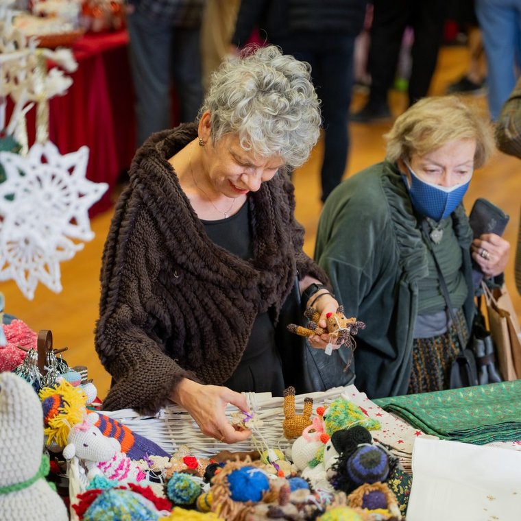 Originelle Geschenkideen & Handgefertigtes – Traditionelle Weihnachtsartikel, Kerzen, Kalender, Schmuck und Kunsthandwerk, hausgemachte Marmelade, handgefertigte Dekoration, Strickwaren und ausgefallene Einzelstücke – kleine Geschenke mit großer Wirkung, mit Liebe gemacht.