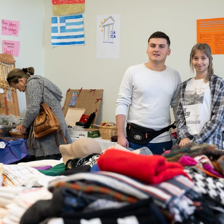 2nd Hand – Damen-, Herren- und Kinderkleidung, Schuhe & Accessoires, Spielsachen, Antiquitäten, Haushaltswaren – finden Sie Schätze der Vergangenheit.