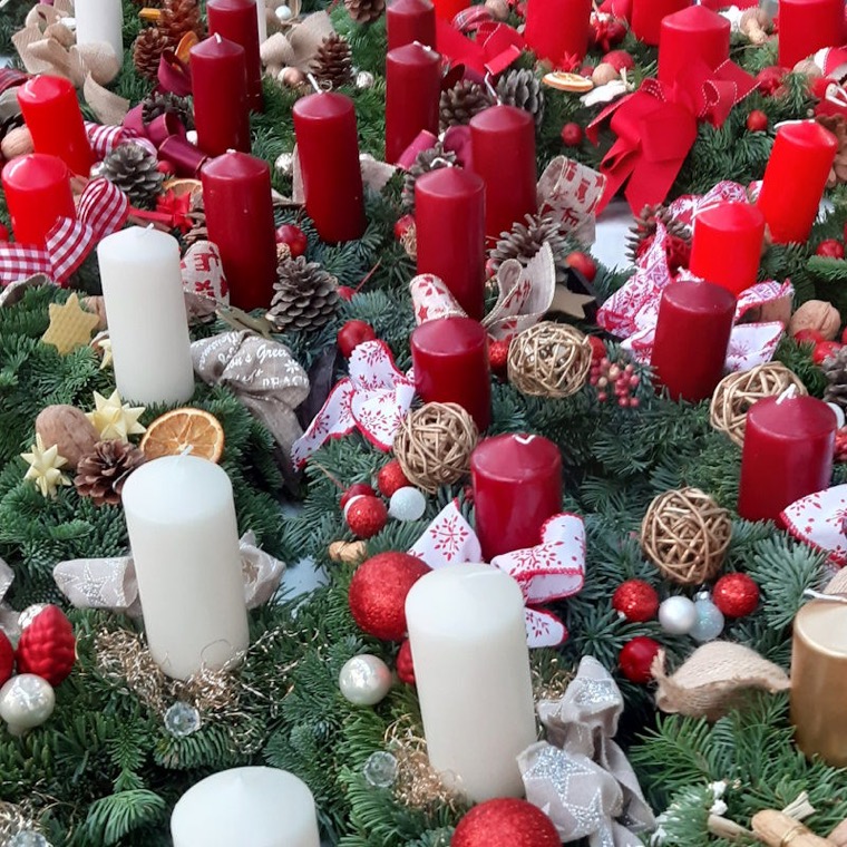 Advent wreaths – Hand-crafted with fir greenery, candles and loving detail.