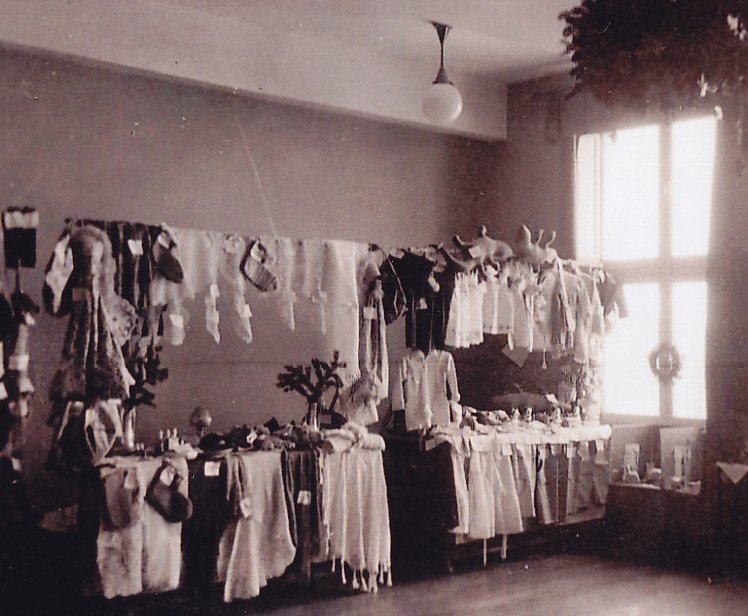 Ιστορική φωτογραφία από το Μπαζάρ του 1931 – πάγκοι στολισμένοι με μεράκι